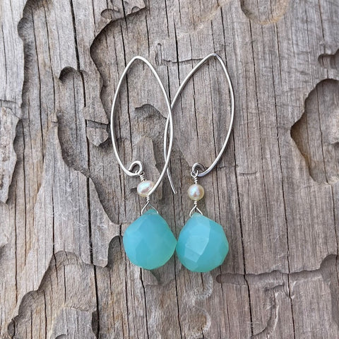 Dreamy earrings with chalcedony and freshwater pearls
